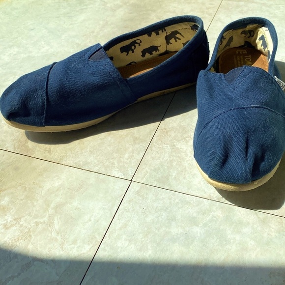 Toms Shoes - TOMS WOMEN’S NAVY BLUE CANVAS SLIP ON FLATS Sz 9 1/2 GUC
